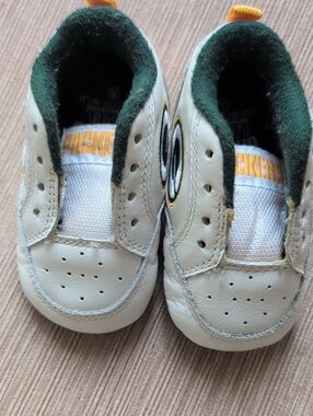 Green Bay Packers Infant Cream & Green Baby Shoes 0 - 10 Mon.